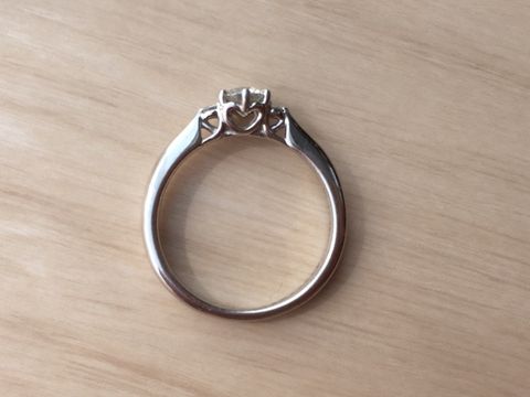 【アイプリモ(I-PRIMO)の口コミ】 王道の婚約指輪らしく、中心にダイヤがひとつあるものを探していました。…