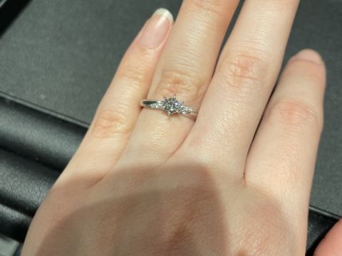 【エクセルコダイヤモンド(EXELCO DIAMOND)の口コミ】 3店舗回った中の2店舗目の婚約指輪さがしです。
メレダイヤモンドが着いて…