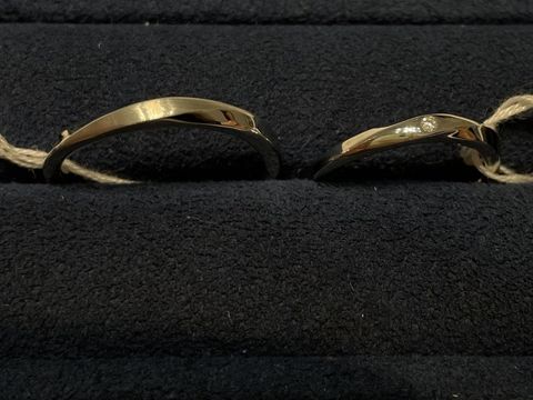 【4℃ BRIDAL(ヨンドシーブライダル)の口コミ】 ペア感のあるデザインが良かったです。
男性側のヘアライン加工が気に入っ…