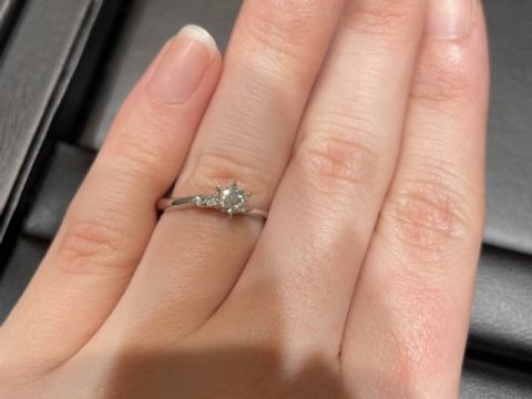 【ラザール ダイヤモンド(LAZARE DIAMOND)の口コミ】 ダイヤモンドの輝きがとても綺麗でした。また、メレダイヤモンドがついた…