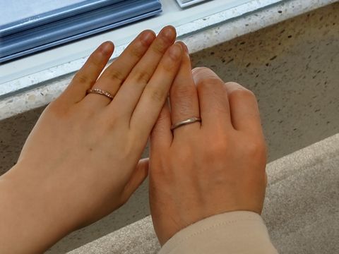 【4℃ BRIDAL(ヨンドシーブライダル)の口コミ】 メレダイヤが立て爪で留めてあり、光がしっかり取り込まれるため、埋め込…