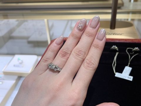 【カルティエ(Cartier)の口コミ】 ひと目見るだけでカルティエと分かる特徴的なデザインだと思います。手元…