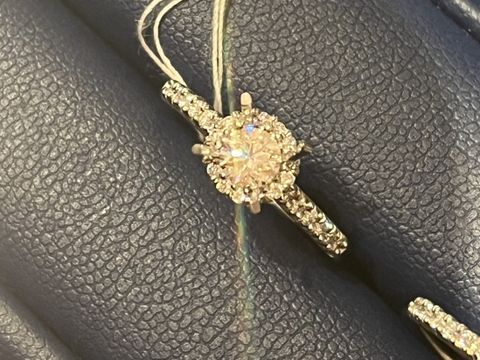 【銀座ダイヤモンドシライシの口コミ】 ダイヤを囲むデザインのものが欲しくてこのデザインにたどり着きました。
…