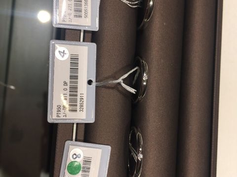 【アイプリモ(I-PRIMO)の口コミ】 シンプルなデザインの指輪を一点一点並べて比較し、シンプルでかつエレガ…