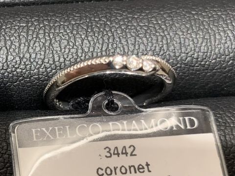 【エクセルコダイヤモンド(EXELCO DIAMOND)の口コミ】 大きめのダイヤが3つ並んで飛び出ているデザインがとても可愛いかったです…
