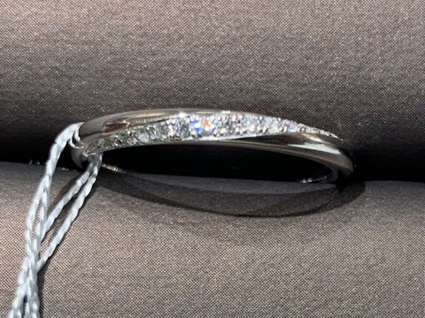 【アイプリモ(I-PRIMO)の口コミ】 ストレートな形だが、ダイヤは斜めに並んでいてオシャレでした。私のゴツ…