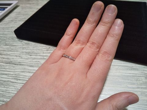 【TRECENTI(トレセンテ)の口コミ】 プラチナ製のハーフエタニティです。真ん中にダイヤの石が一粒、周りより…