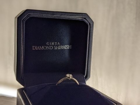 【銀座ダイヤモンドシライシの口コミ】 指があまり長くないため、細身のものを探していました。また、あまりダイ…
