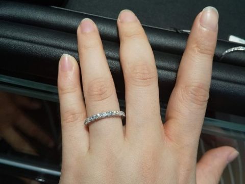 【エクセルコダイヤモンド(EXELCO DIAMOND)の口コミ】 ハーフエタニティリングを探していて、ダイヤの形がラウンドとスクエアの…