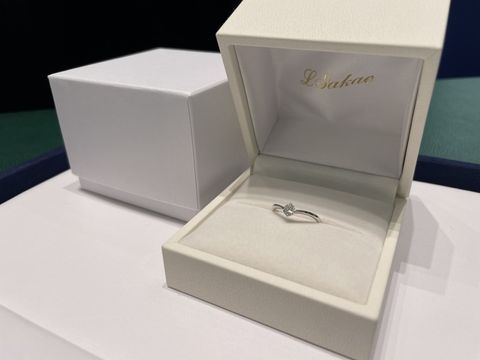 【エルサカエの口コミ】 V字リングで見た目もシンプルで洗練されたデザインであり、ダイヤもクラウ…