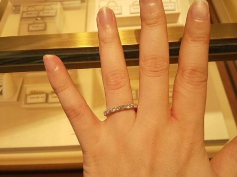 【ギンザタナカブライダル(GINZA TANAKA BRIDAL)の口コミ】 ハーフエタニティリングで、ラウンド型とスクエア型のダイヤが特徴的なデ…
