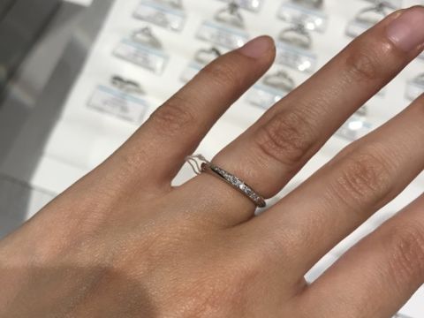 【銀座ダイヤモンドシライシの口コミ】 人気のブーケデザインはダイヤモンドが左斜め上りのデザインのため、指輪…