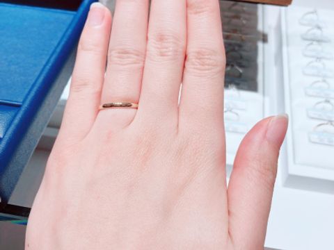 【銀座ダイヤモンドシライシの口コミ】 シンプルなゴールドの指輪です。指輪は非常につけ心地が良く、違和感なく…