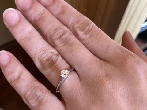 【ティファニー(Tiffany & Co.)の口コミ】 シンプルで結婚指輪と重ね付けしやすいデザインというものを重視した。ダ…