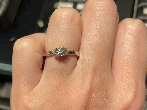 【エクセルコダイヤモンド(EXELCO DIAMOND)の口コミ】 センターダイヤモンドをメレダイヤモンドで包むデザインで実際のダイヤモ…