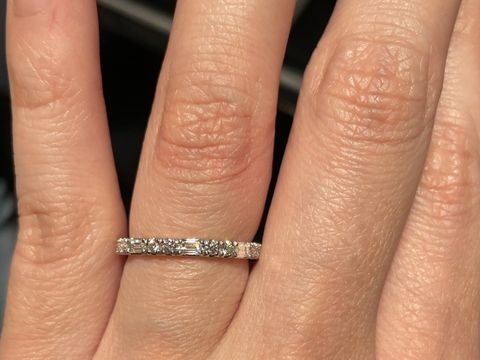 【エクセルコダイヤモンド(EXELCO DIAMOND)の口コミ】 将来的にサイズ変更が可能なハーフエタニティーリングを探していた。バゲ…