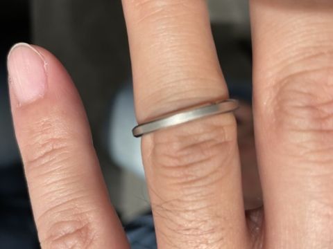 【エクセルコダイヤモンド(EXELCO DIAMOND)の口コミ】 リング表面の艶消しとサイドから見る艶あり部分のデザインの対比、遊びが…