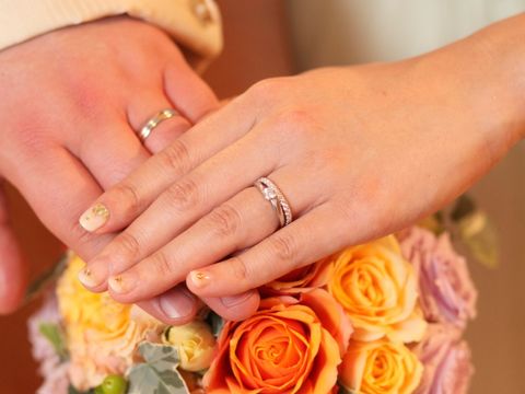 【TASAKI(タサキ)の口コミ】 価格とデザインに惚れ込みました。
1粒のダイヤを2つの手で包み込むような…