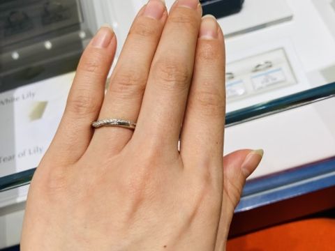 【銀座ダイヤモンドシライシの口コミ】 ダイヤが端から端まで入っていますが、そこまでギラギラしておらず、上品…