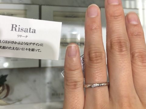 【ケイウノ ブライダル(K.UNO BRIDAL)の口コミ】 斜めに入ったダイヤモンドがさりげなくとても可愛いです。若干太めのデザ…