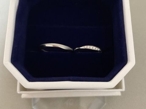 【4℃ BRIDAL(ヨンドシーブライダル)の口コミ】 一部分にダイヤモンドが入っている、かつ婚約指輪と重ねてつけられる結婚…