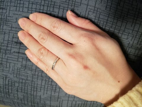 【4℃ BRIDAL(ヨンドシーブライダル)の口コミ】 【指輪のデザイン】
シンプルなリングよりは、少しキラキラしていた方が手…