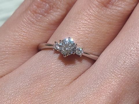 【銀座ダイヤモンドシライシの口コミ】 ハーフカラットの指輪を見せていただいて、
ととも豪華でキラキラしていま…