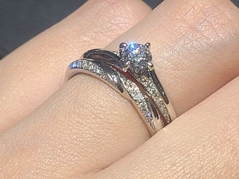 【エクセルコダイヤモンド(EXELCO DIAMOND)の口コミ】 婚約指輪と重ね付きでとてもか可愛かったです！
結婚指輪単体もすごくゴー…