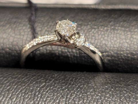 【エクセルコダイヤモンド(EXELCO DIAMOND)の口コミ】 指輪のデザインはとても独特でかなりデザイン性ある指輪です。
真ん中のダ…