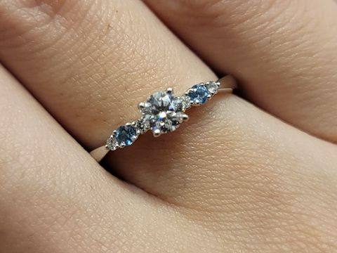 【Something Blue(サムシングブルー)の口コミ】 Something Blueの指輪が青い宝石が入っていて、
とても可愛かったです。

…