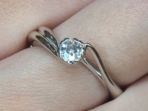 【杢目金屋(もくめがねや)の口コミ】 さくらをモチーフした婚約指輪で、
和が好きな人はおすすめです。
ダイヤ…