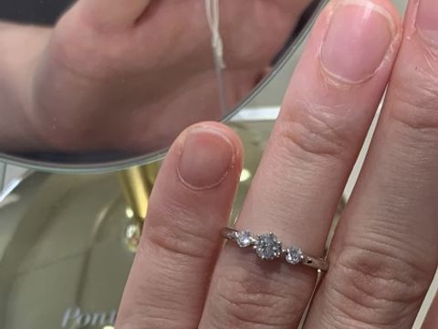 【Ponte Vecchio(ポンテヴェキオ)の口コミ】 3粒が少し離れてセッティングされているのが珍しいです。展示されている状…