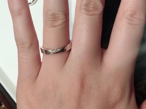 【杢目金屋(もくめがねや)の口コミ】 ストレートフォルムです。色合いも美しく、木目がよく映える指輪です。着…