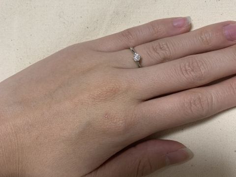 【4℃ BRIDAL(ヨンドシーブライダル)の口コミ】 指が綺麗に見えるデザインだそうです。ダイヤモンドも綺麗です。サイズは…