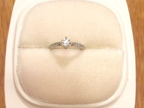 【俄(にわか)の口コミ】 俄に決めた後で店舗に見に行きましたが、普段から結婚指輪と重ねづけした…