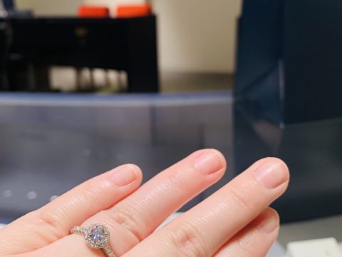 【銀座ダイヤモンドシライシの口コミ】 ダイヤモンドがすごくきれいでした。ダイヤモンドシライシさんには、4C以…