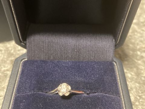 【銀座ダイヤモンドシライシの口コミ】 本当は違う指輪を検討していましたが、花が好きな私のためにダイヤモンド…