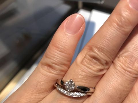 【ブルガリ(BVLGARI)の口コミ】 婚約指輪を中心に見てたところ、このインコントロ ダモーレを重ね付けに合…