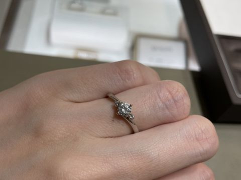 【アイプリモ(I-PRIMO)の口コミ】 メレダイヤ・ウェーブデザインの指輪です。ウェーブのカーブにこだわって…