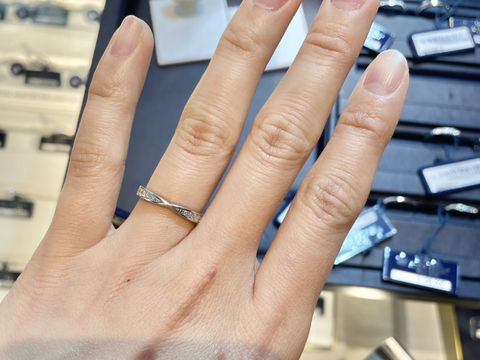 【ROYAL ASSCHER(ロイヤル・アッシャー)の口コミ】 写真で見るとデザイン性のある指輪に見えますが、つけてみたらシンプルな…