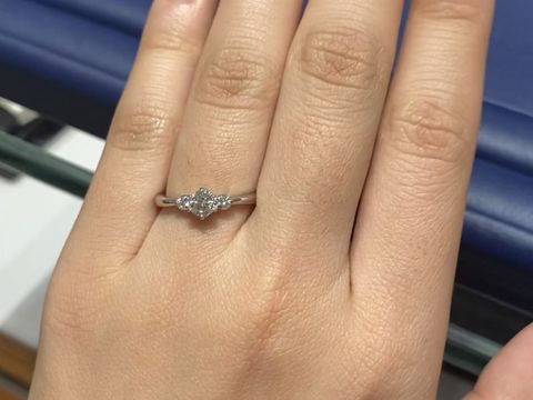 【銀座ダイヤモンドシライシの口コミ】 ダイヤモンドの煌めきが他ブランドと比較しても美しく感じました。ダイヤ…