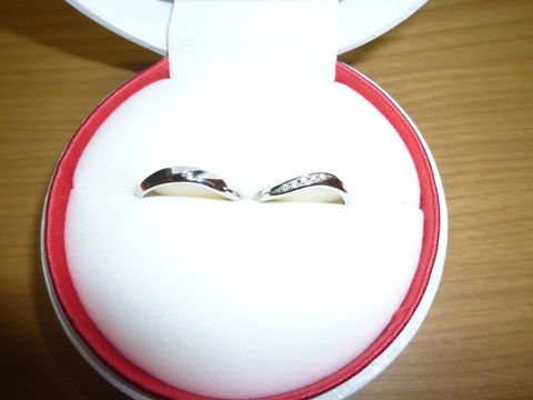 【LUZIR(ルジール)の口コミ】 婚約指輪とセットのような感覚でつけられものを選びました。
結婚指輪は普…