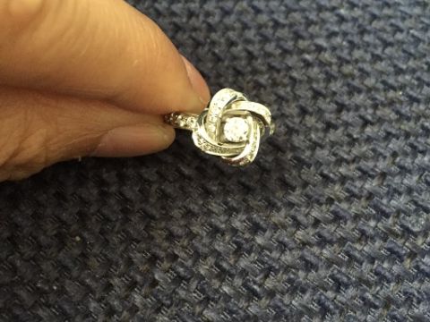 【ブシュロン(BOUCHERON)の口コミ】 婚約指輪の厳かさも残しつつ、お花の形が柔らかく女性らしく、普段使いも…