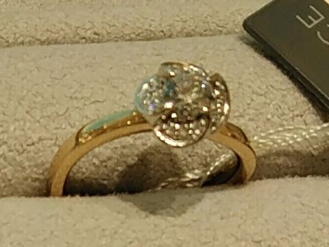 【WEDYの口コミ】 お花のモチーフになっている婚約指輪をみせてもらいました。デザインが細…