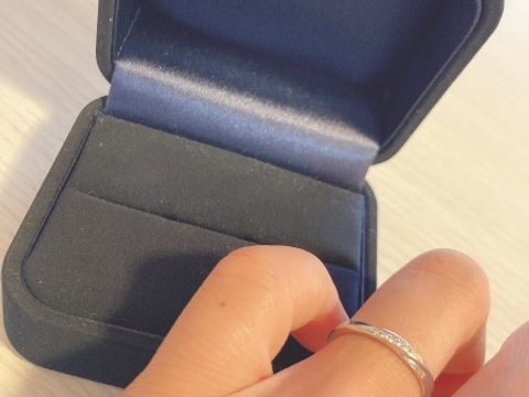【4℃ BRIDAL(ヨンドシーブライダル)の口コミ】 婚約指輪に合わせて、4℃さんで購入しました。
婚約指輪に重ね付けしても可…