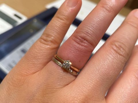 【BIJOUPIKO(ビジュピコ)の口コミ】 婚約指輪はピンクゴールドで正面から見たらシンプルなソリティアのデザイ…