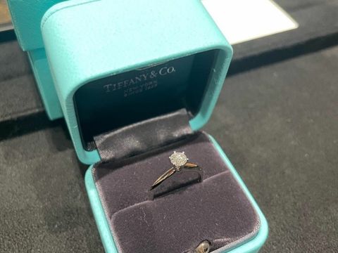 【ティファニー(Tiffany & Co.)の口コミ】 ティファニーならではのカットで、たくさんの光に反射します。少し動かす…
