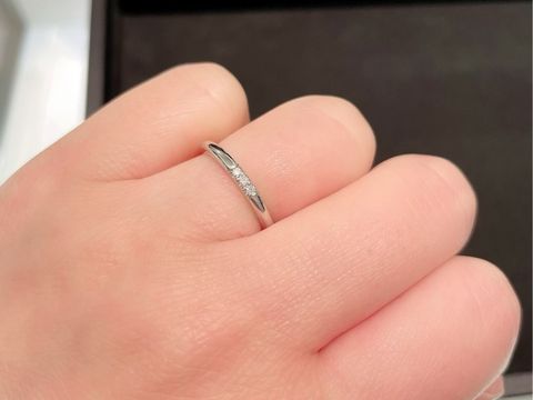 【ティファニー(Tiffany & Co.)の口コミ】 3つ並んだダイヤがかわいく、さりげない感じがとても素敵でした。
細身の…
