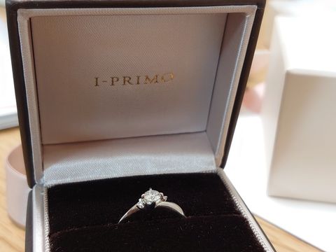 【アイプリモ(I-PRIMO)の口コミ】 普段ほとんど指輪をつけないのですが、細身の作りで、指にフィットしたウ…