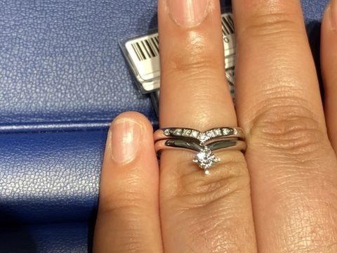 【4℃ BRIDAL(ヨンドシーブライダル)の口コミ】 Vラインのリングで、マリッジリングリングとエンゲージリングがピタっと重…
